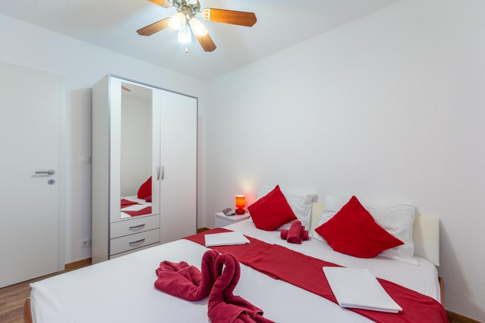 Family Friendly Apartments With A Swimming Pool Stanici, Omis - 18676 Habitación foto